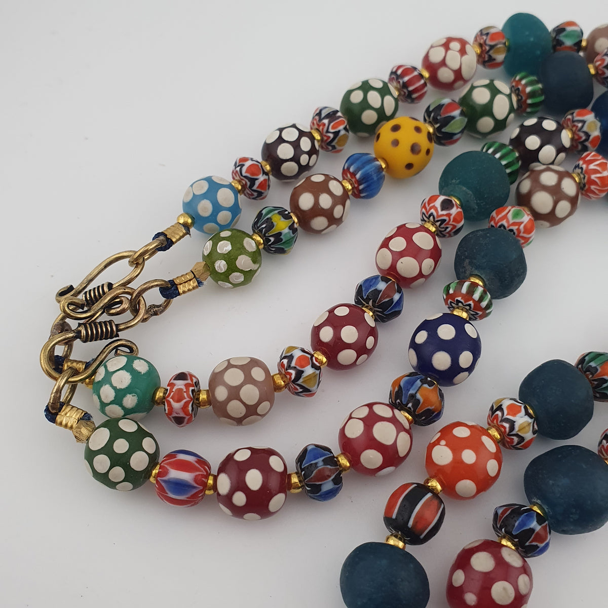 Collier de perles de verre vénitiennes anciennes, style africain, multicolores à pois et chevrons