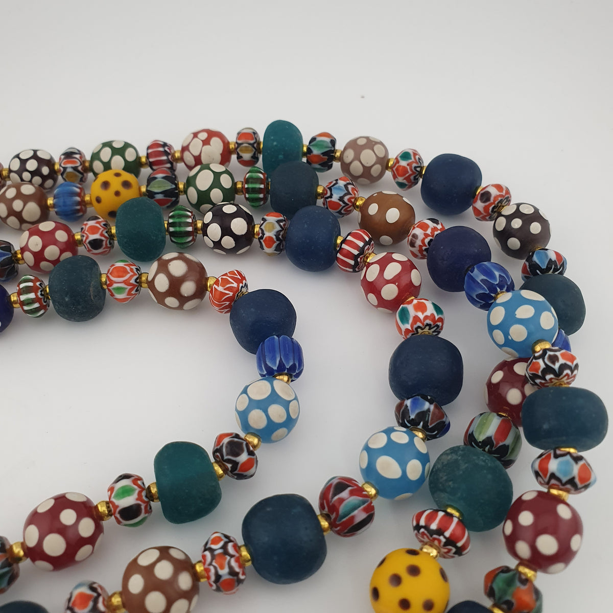 Collier de perles de verre vénitiennes anciennes, style africain, multicolores à pois et chevrons