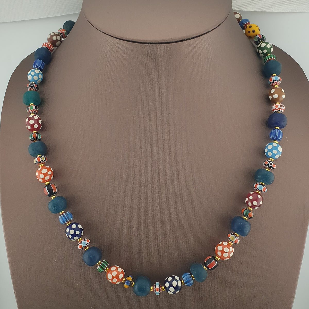Collier de perles de verre vénitiennes anciennes, style africain, multicolores à pois et chevrons