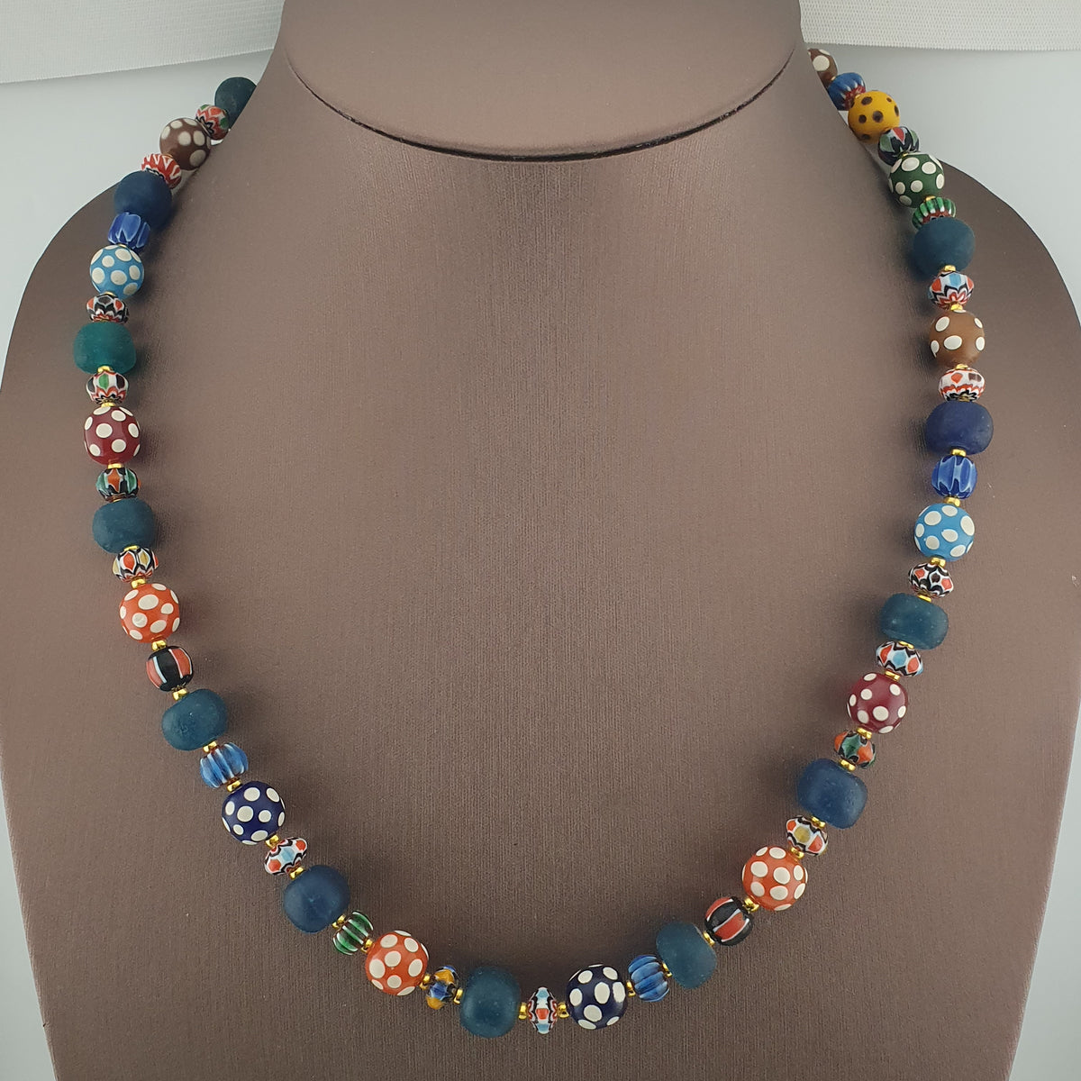 Collier de perles de verre vénitiennes anciennes, style africain, multicolores à pois et chevrons