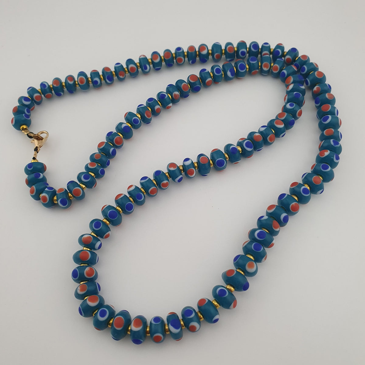 Collier de perles de verre vintage vénitiennes à petits yeux bleus