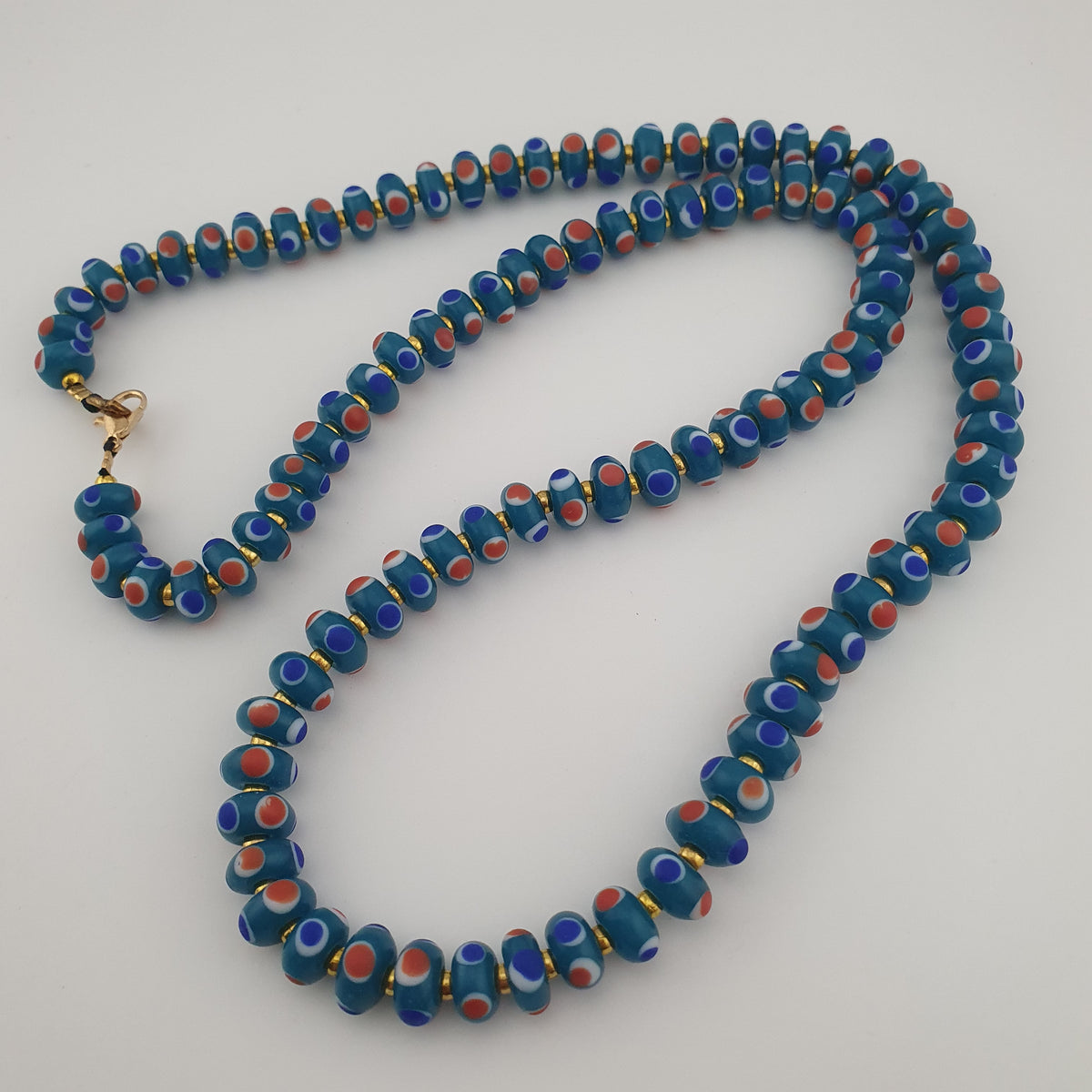 Collier de perles de verre vintage vénitiennes à petits yeux bleus