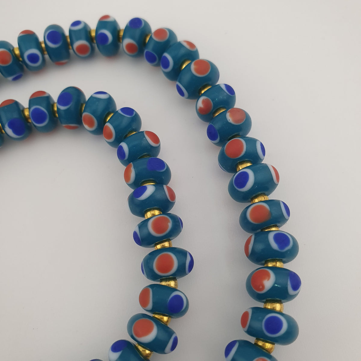 Collier de perles de verre vintage vénitiennes à petits yeux bleus