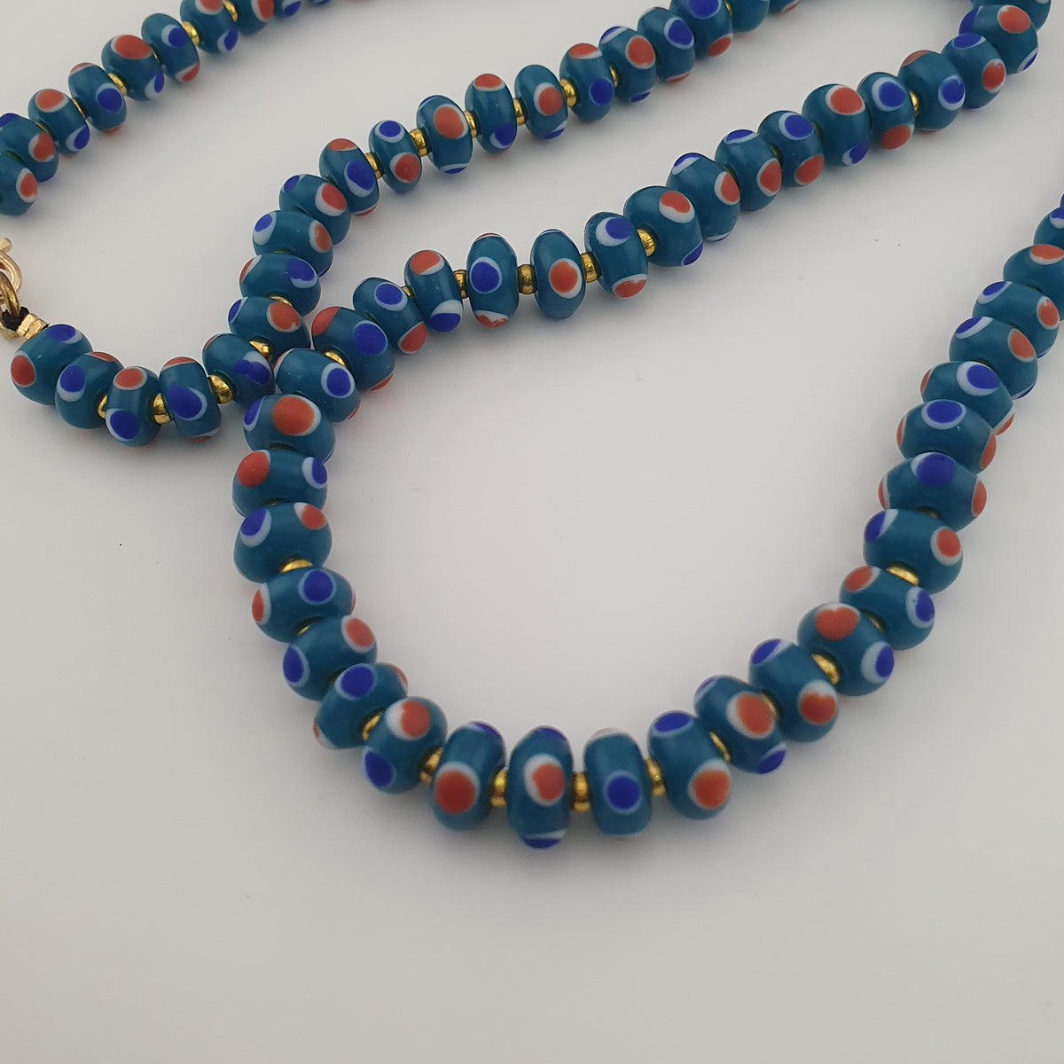 Collier de perles de verre vintage vénitiennes à petits yeux bleus