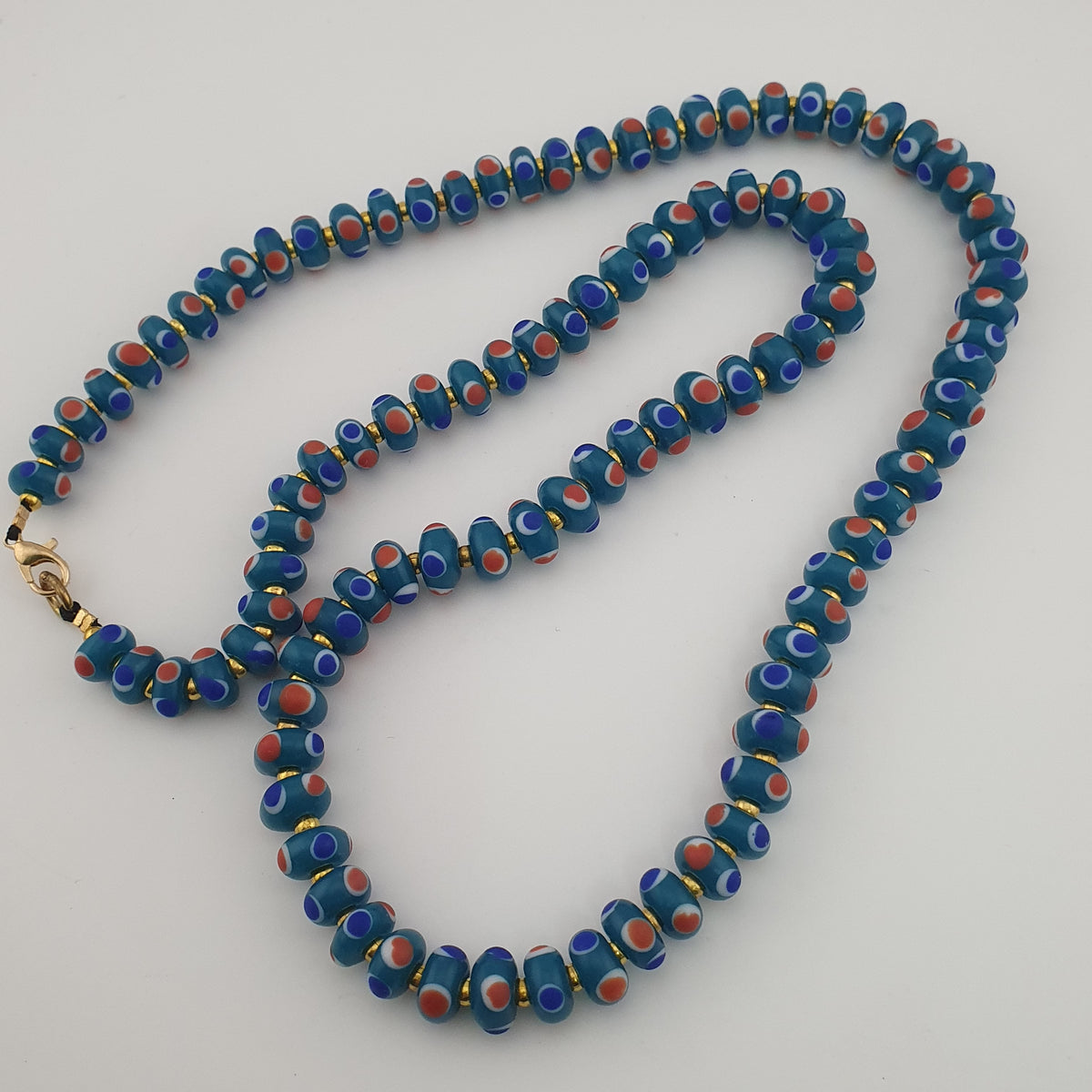 Collier de perles de verre vintage vénitiennes à petits yeux bleus
