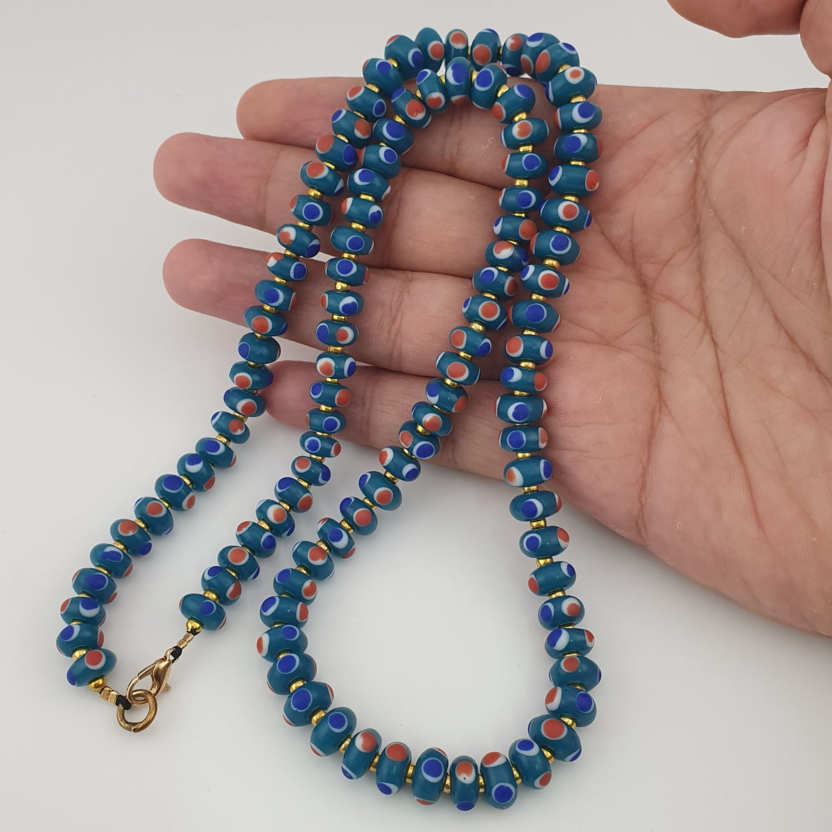 Collier de perles de verre vintage vénitiennes à petits yeux bleus
