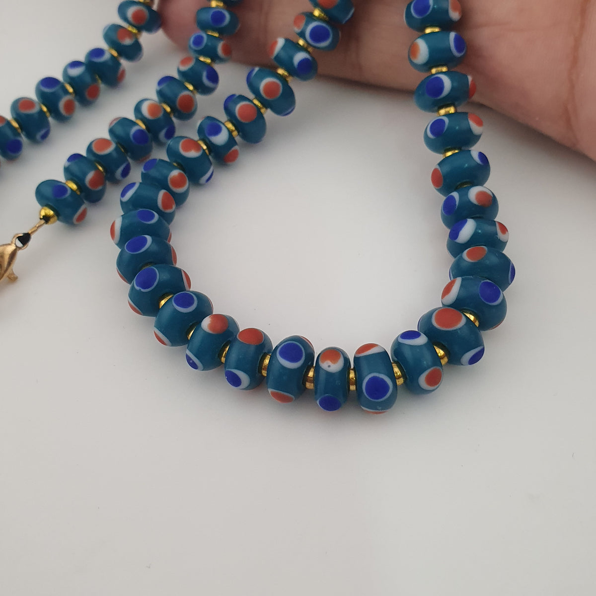 Collier de perles de verre vintage vénitiennes à petits yeux bleus