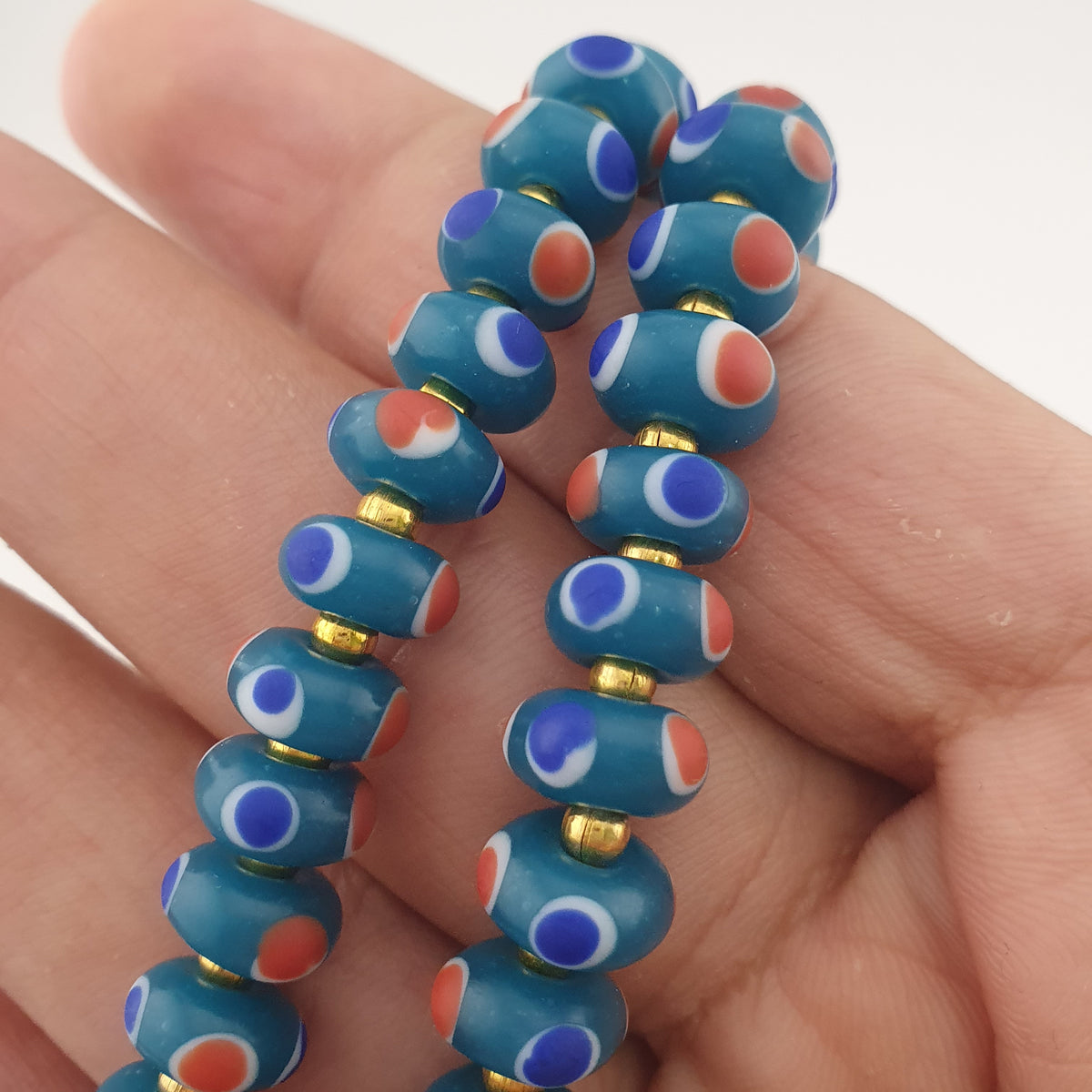 Collier de perles de verre vintage vénitiennes à petits yeux bleus