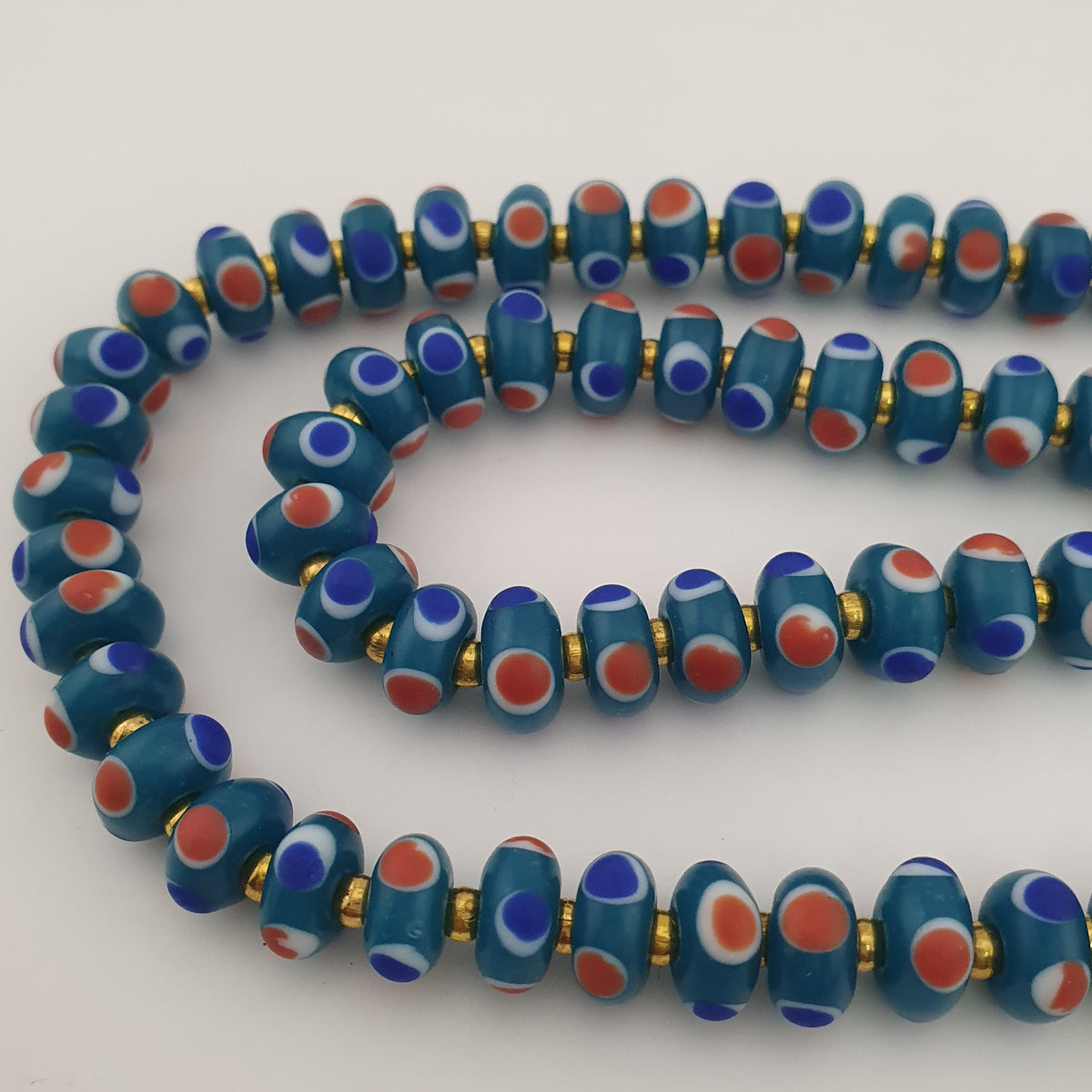 Collier de perles de verre vintage vénitiennes à petits yeux bleus