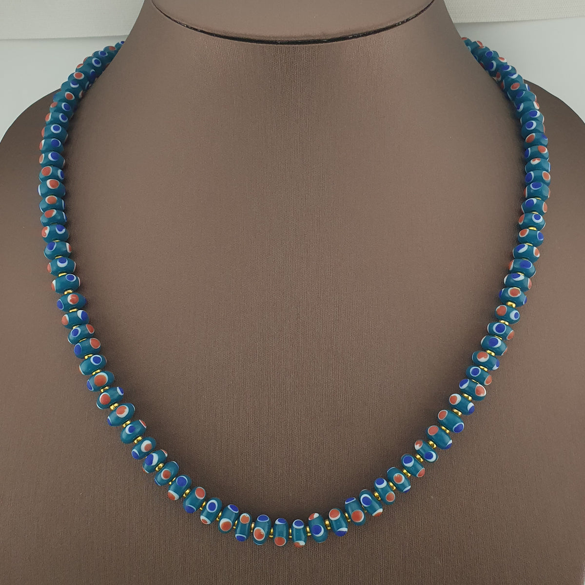 Collier de perles de verre vintage vénitiennes à petits yeux bleus