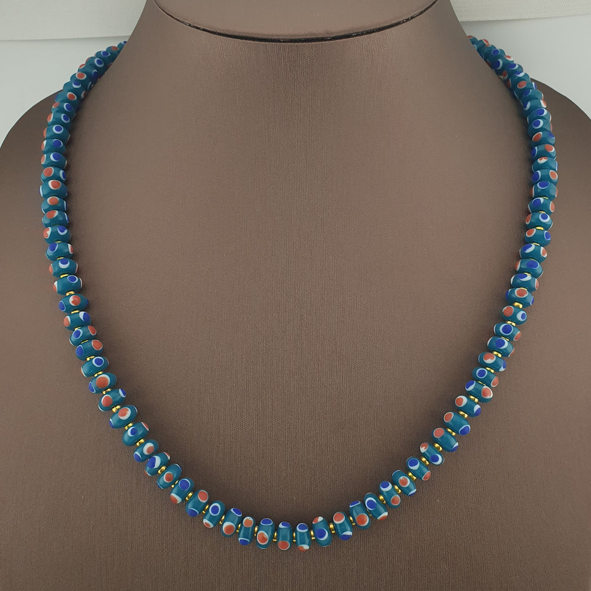 Collier de perles de verre vintage vénitiennes à petits yeux bleus