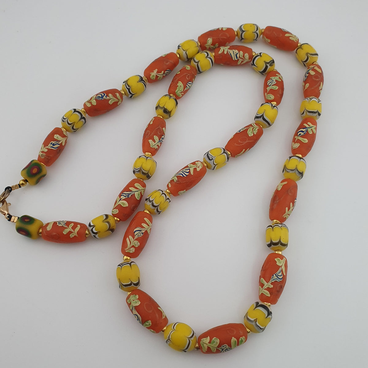 Collier de perles en verre jaune et orange floral, style vénitien ancien