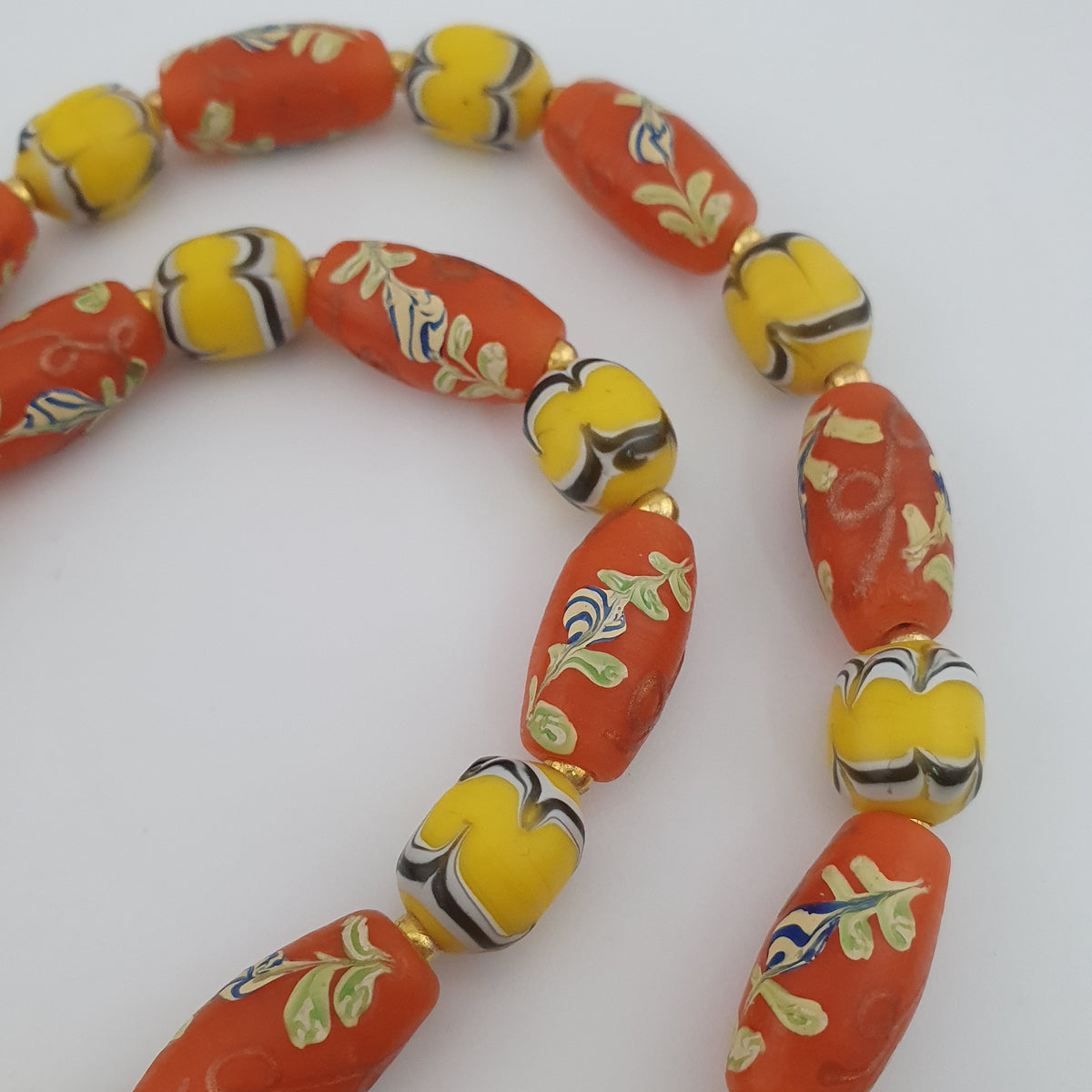 Collier de perles en verre jaune et orange floral, style vénitien ancien