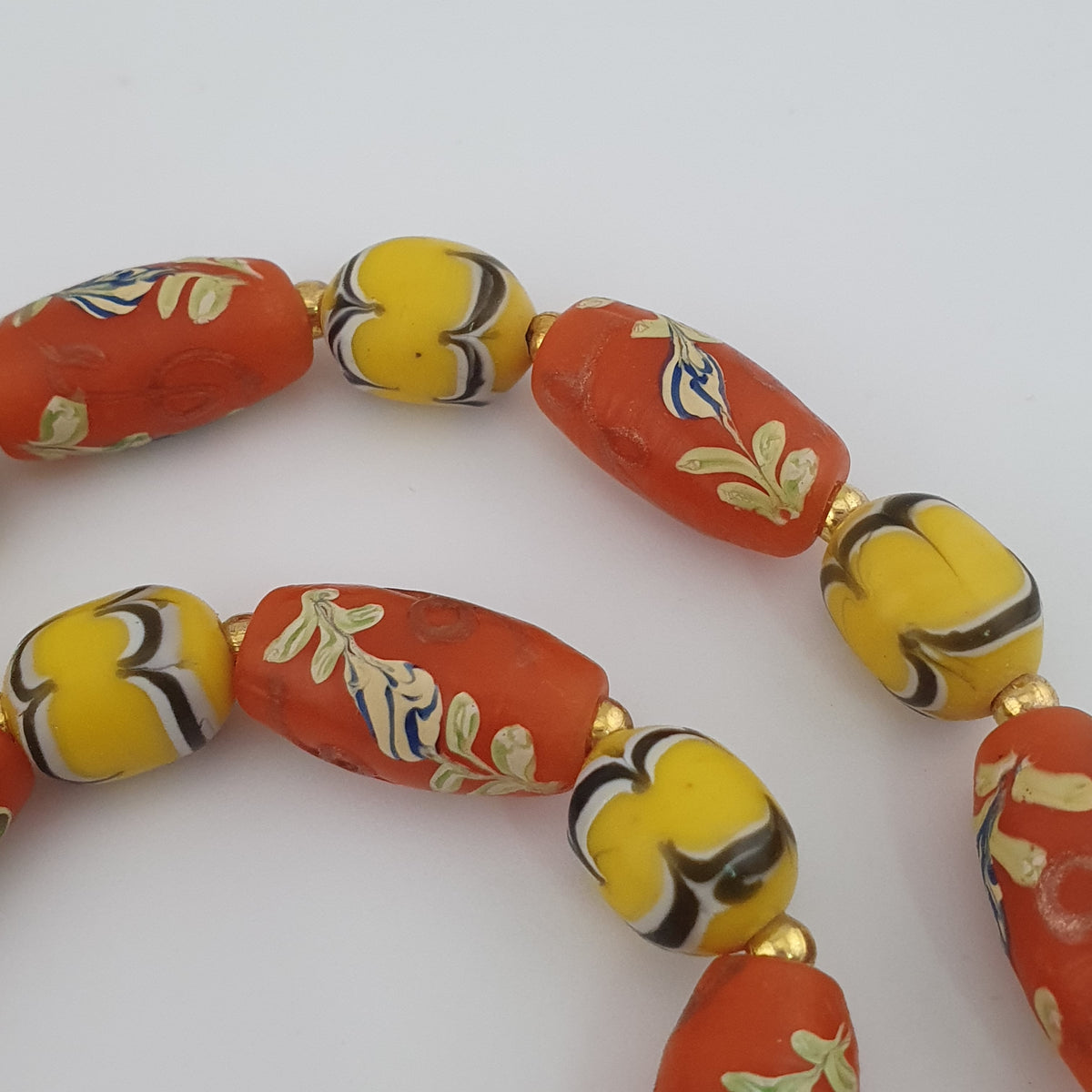 Collier de perles en verre jaune et orange floral, style vénitien ancien