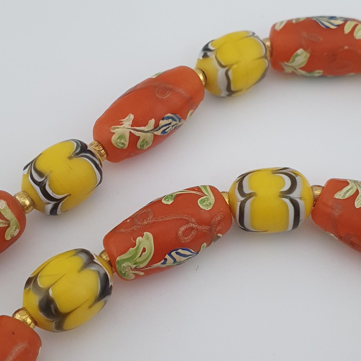 Collier de perles en verre jaune et orange floral, style vénitien ancien