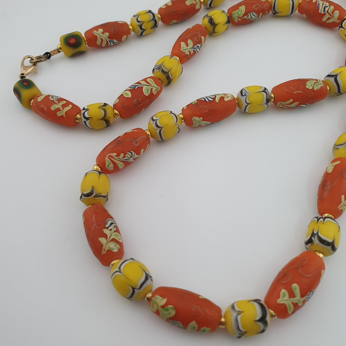 Collier de perles en verre jaune et orange floral, style vénitien ancien
