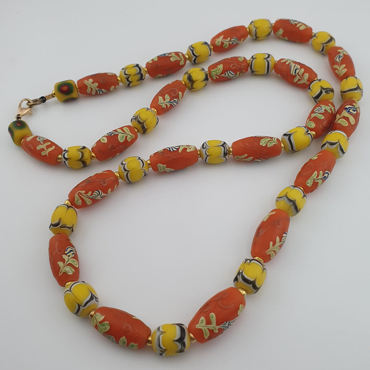 Collier de perles en verre jaune et orange floral, style vénitien ancien