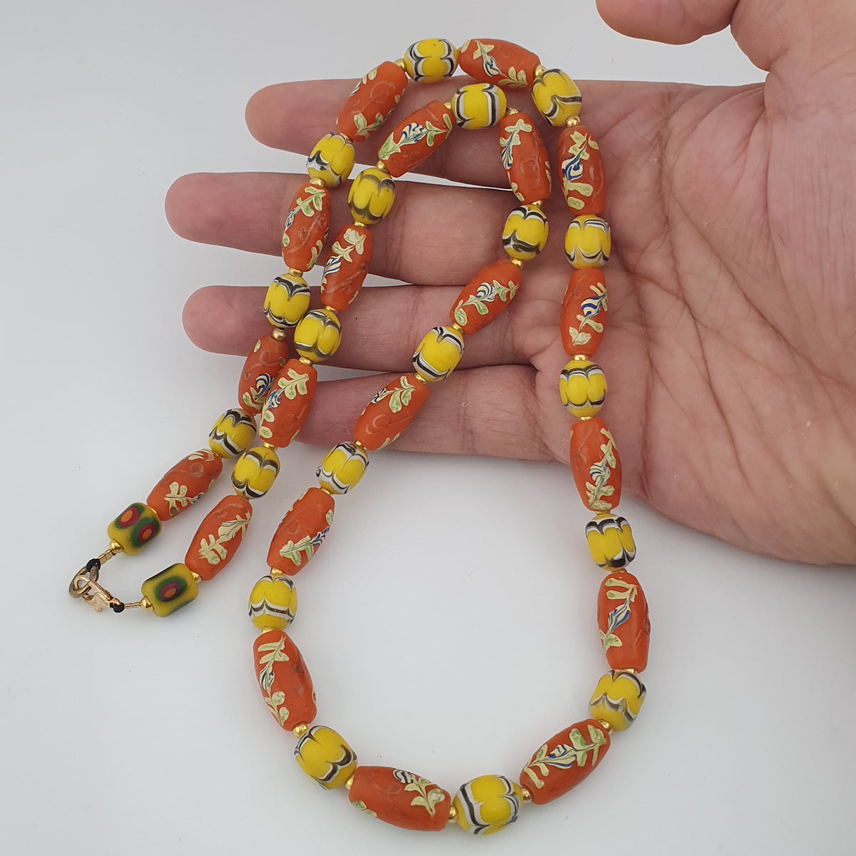 Collier de perles en verre jaune et orange floral, style vénitien ancien