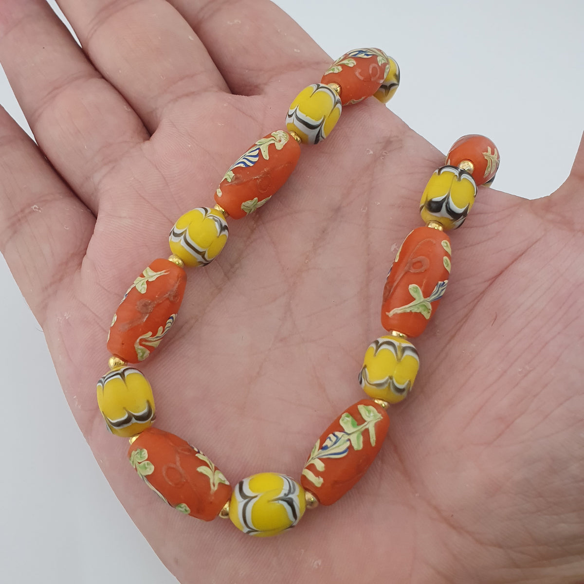 Collier de perles en verre jaune et orange floral, style vénitien ancien