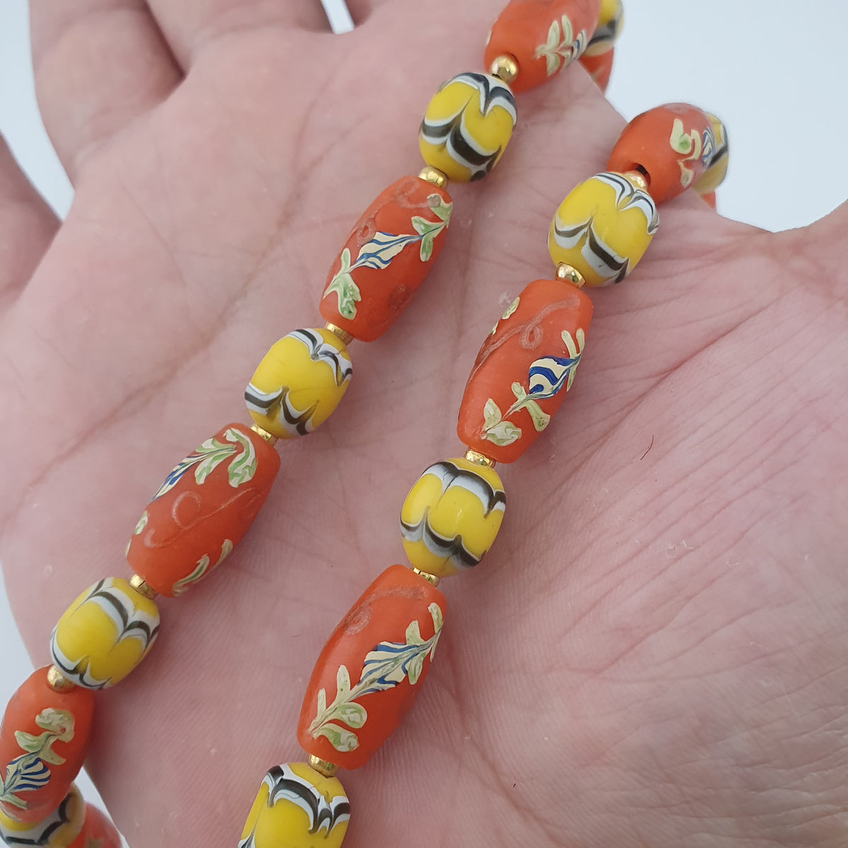 Collier de perles en verre jaune et orange floral, style vénitien ancien