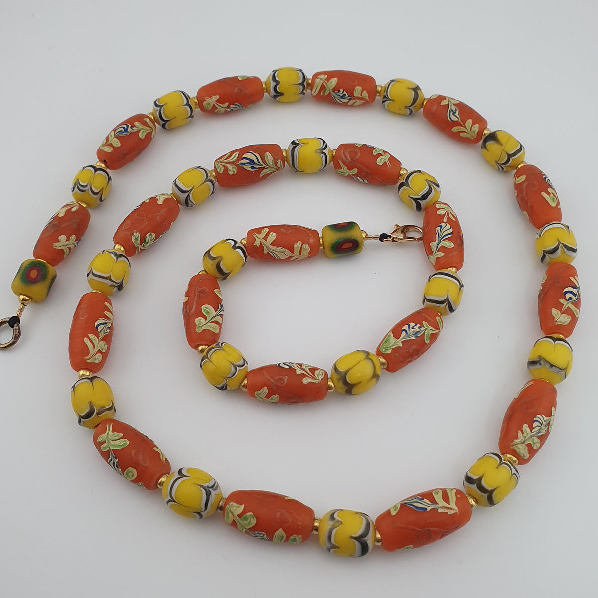 Collier de perles en verre jaune et orange floral, style vénitien ancien