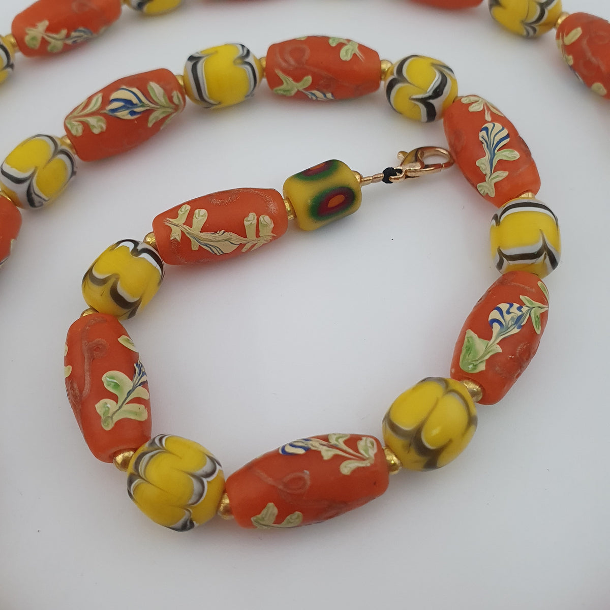 Collier de perles en verre jaune et orange floral, style vénitien ancien