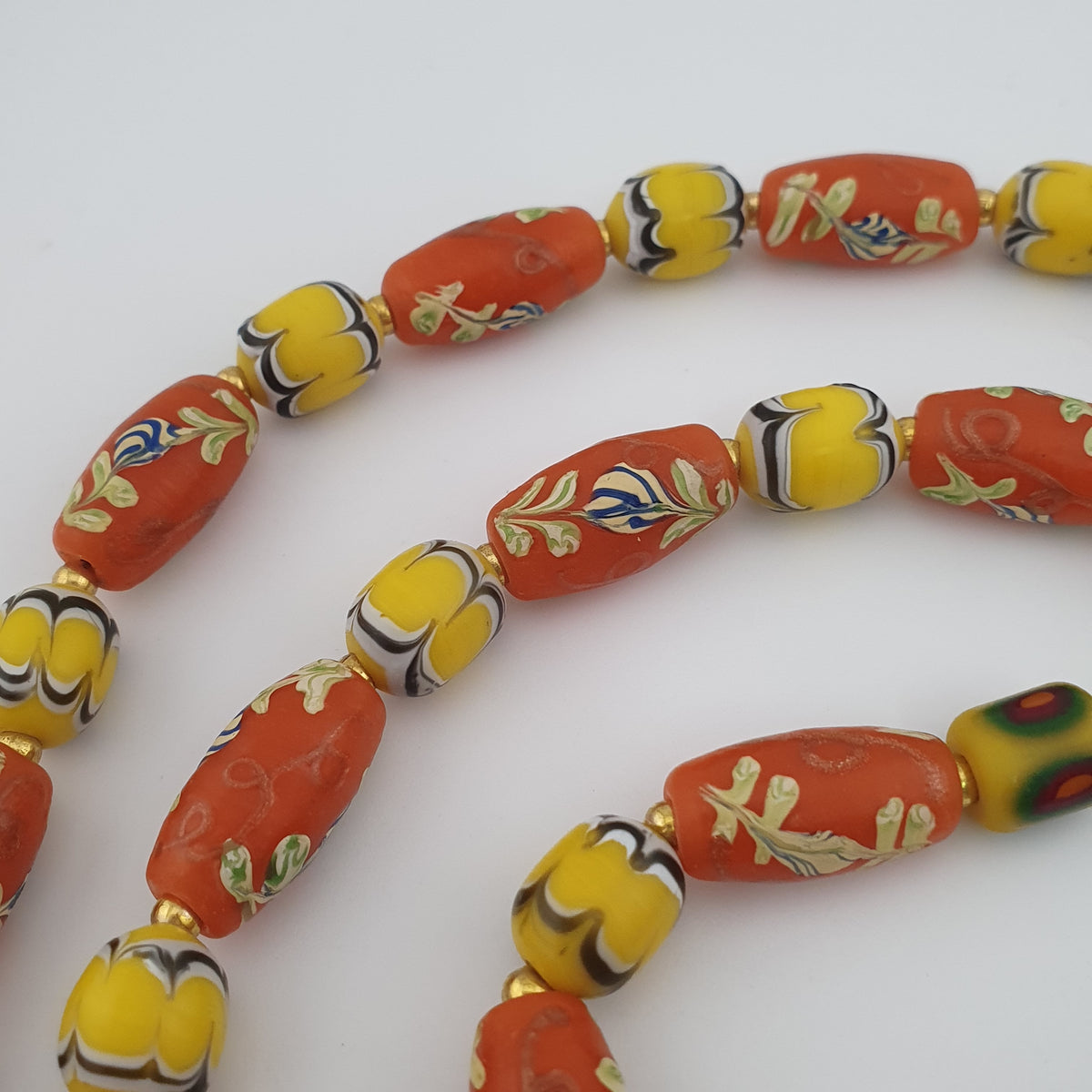 Collier de perles en verre jaune et orange floral, style vénitien ancien