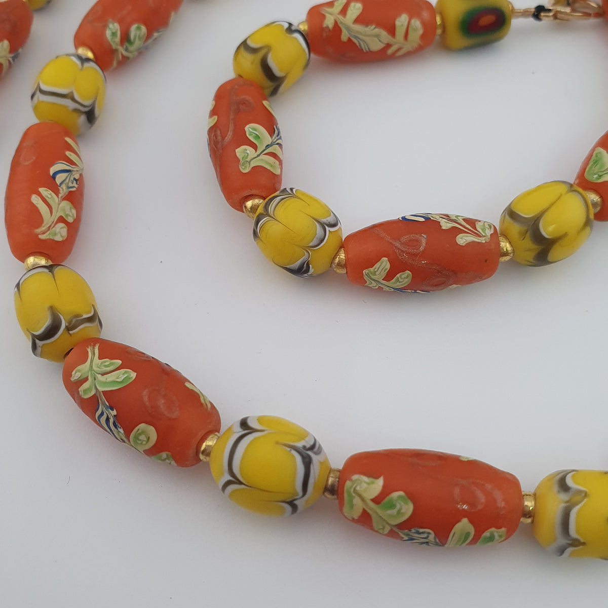 Collier de perles en verre jaune et orange floral, style vénitien ancien