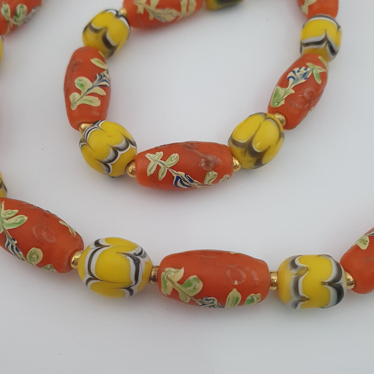 Collier de perles en verre jaune et orange floral, style vénitien ancien