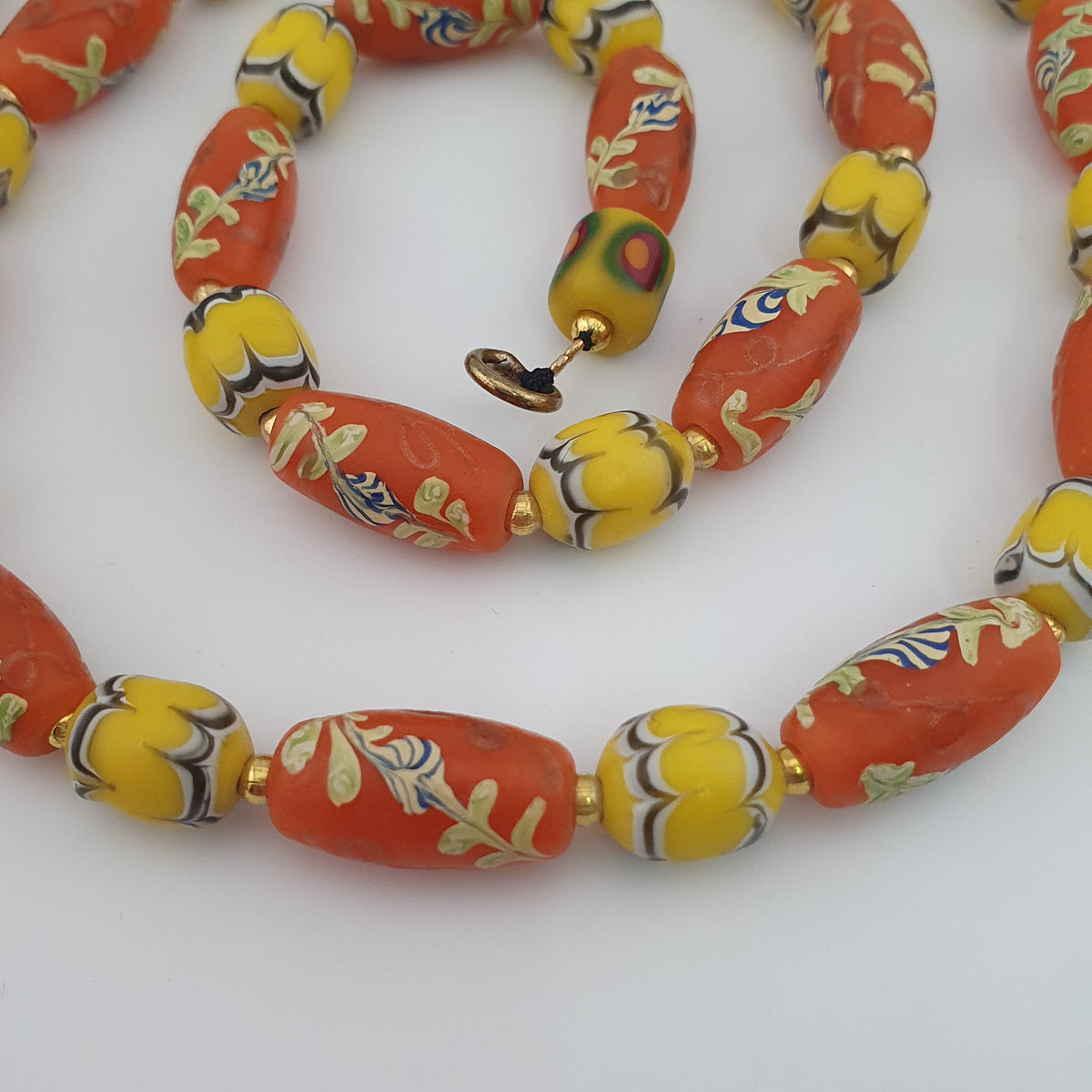 Collier de perles en verre jaune et orange floral, style vénitien ancien