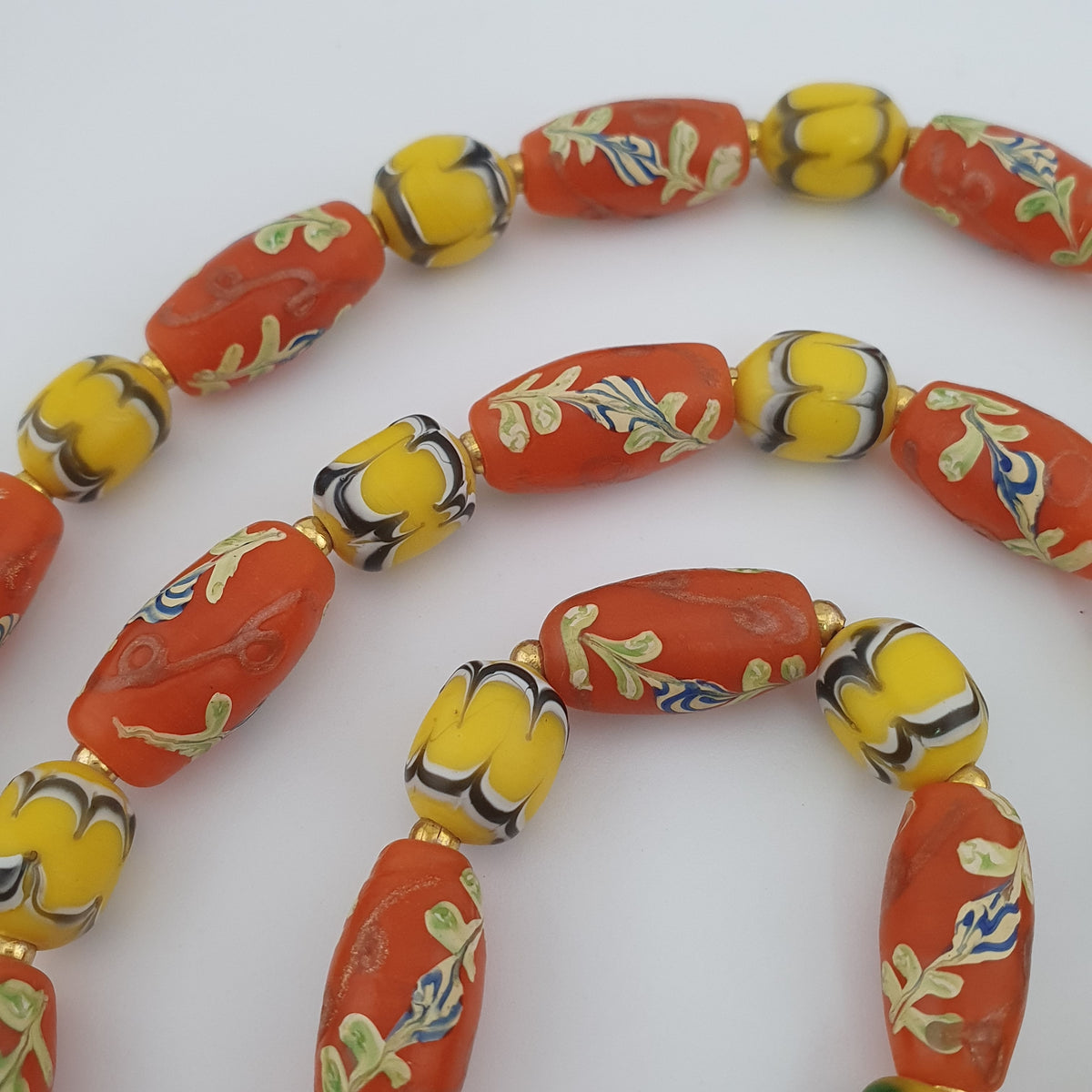 Collier de perles en verre jaune et orange floral, style vénitien ancien