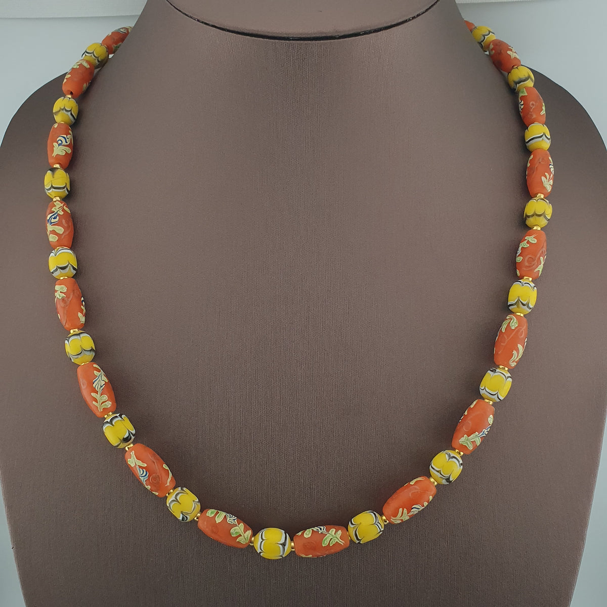 Collier de perles en verre jaune et orange floral, style vénitien ancien