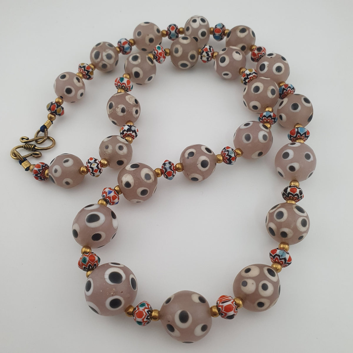 Collier de perles de verre antiques de style vénitien avec yeux de mouffette rosés et chevrons