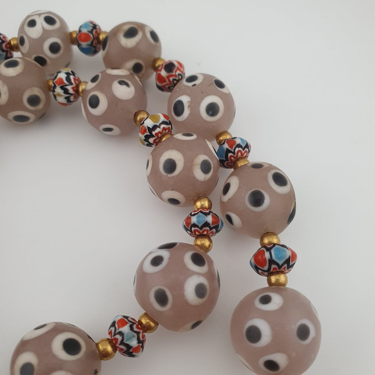 Collier de perles de verre antiques de style vénitien avec yeux de mouffette rosés et chevrons