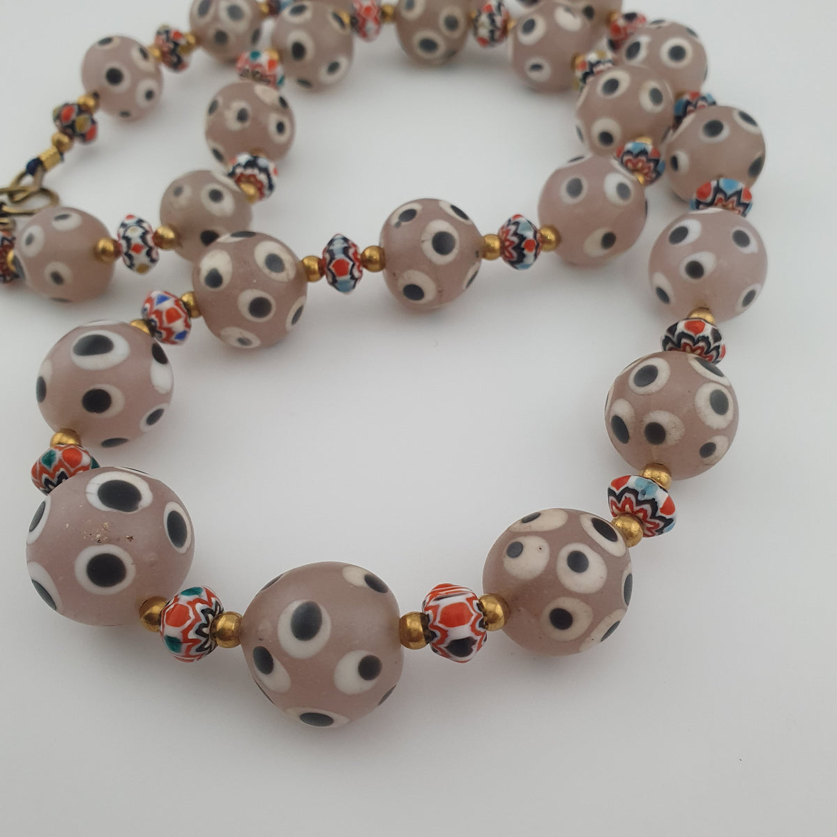 Collier de perles de verre antiques de style vénitien avec yeux de mouffette rosés et chevrons