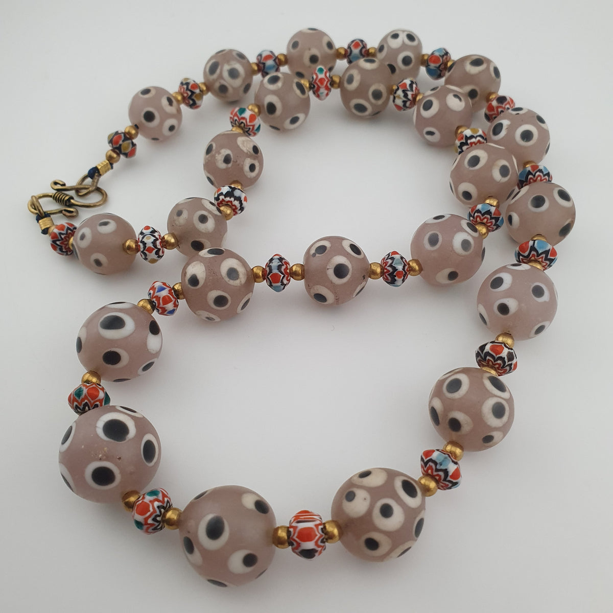 Collier de perles de verre antiques de style vénitien avec yeux de mouffette rosés et chevrons
