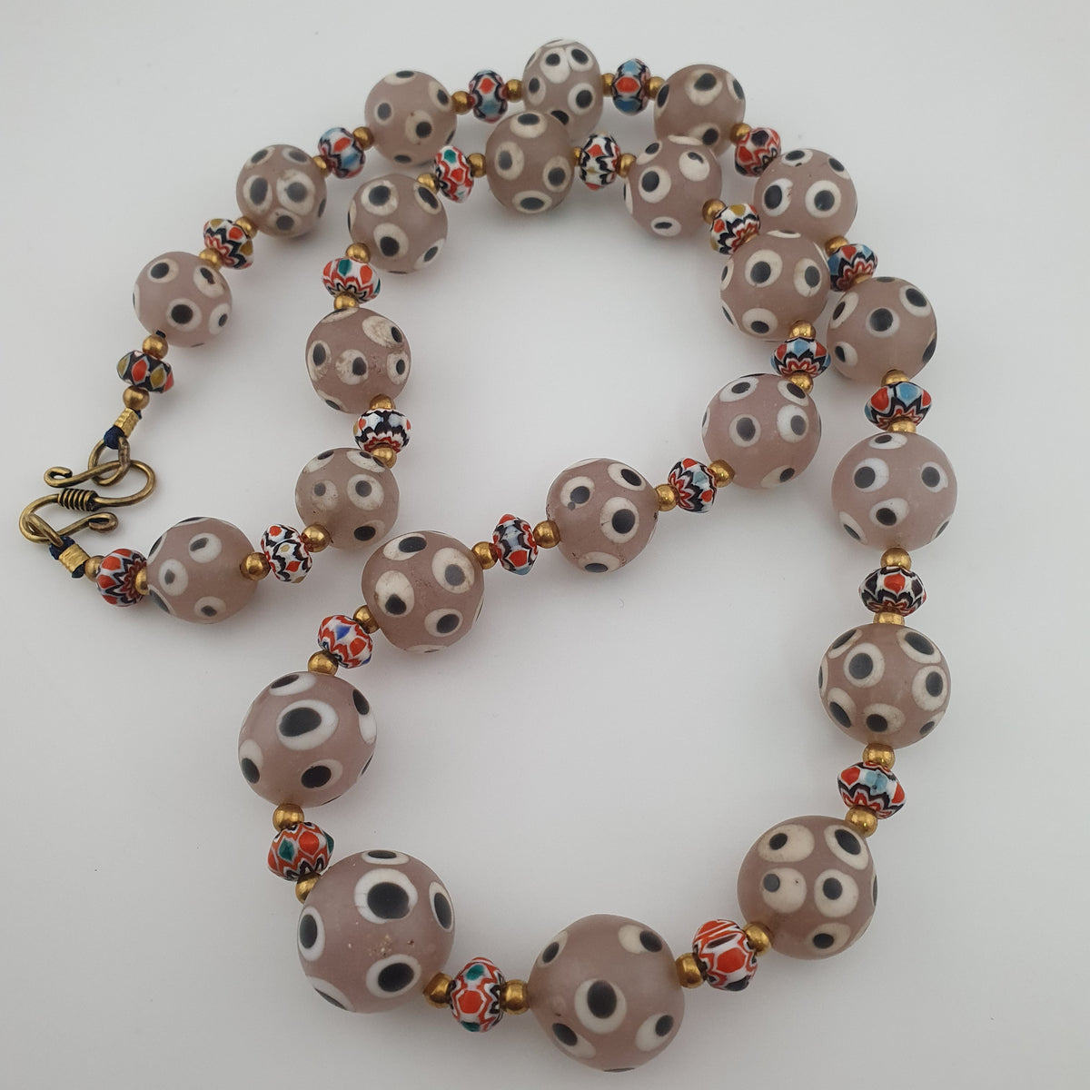 Collier de perles de verre antiques de style vénitien avec yeux de mouffette rosés et chevrons