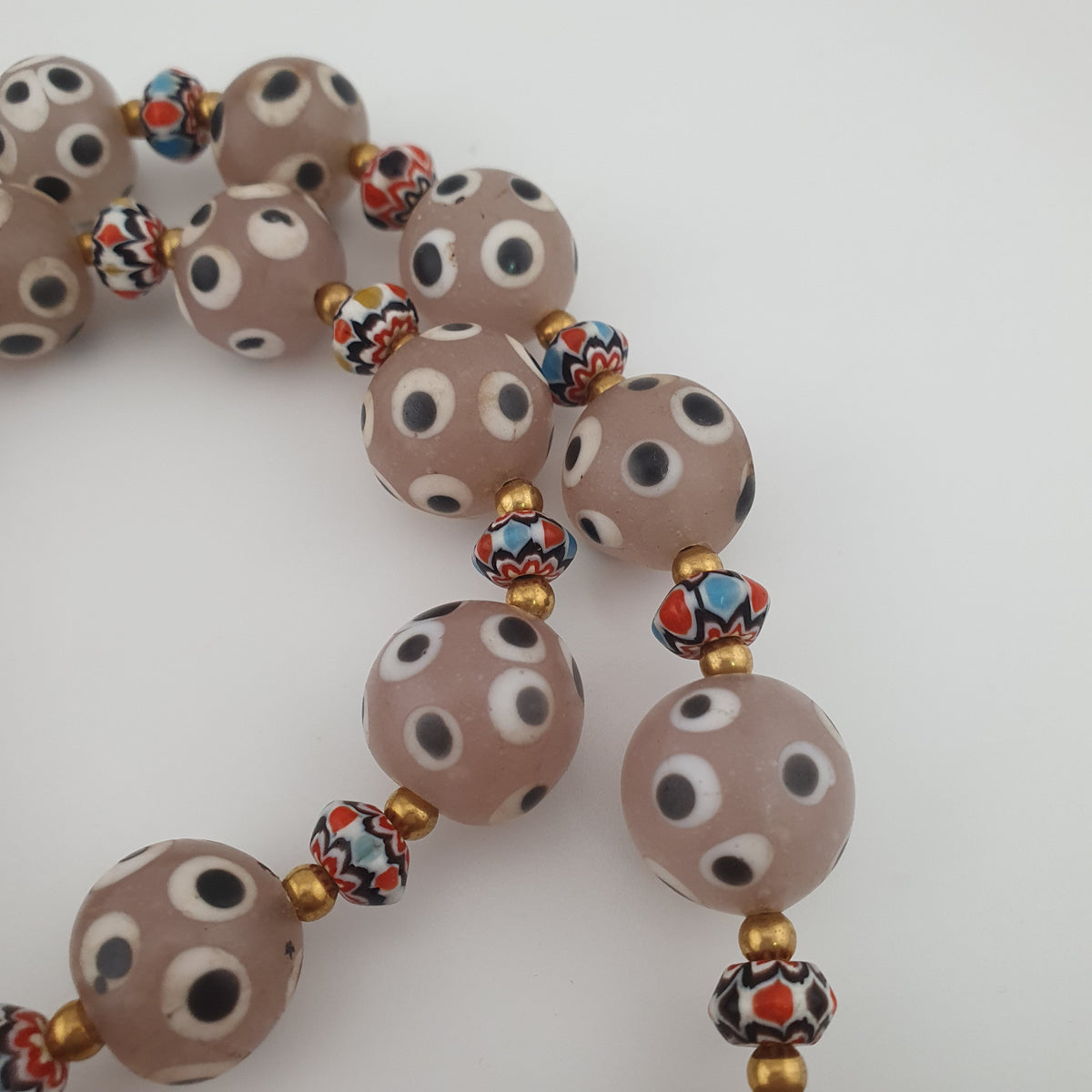 Collier de perles de verre antiques de style vénitien avec yeux de mouffette rosés et chevrons