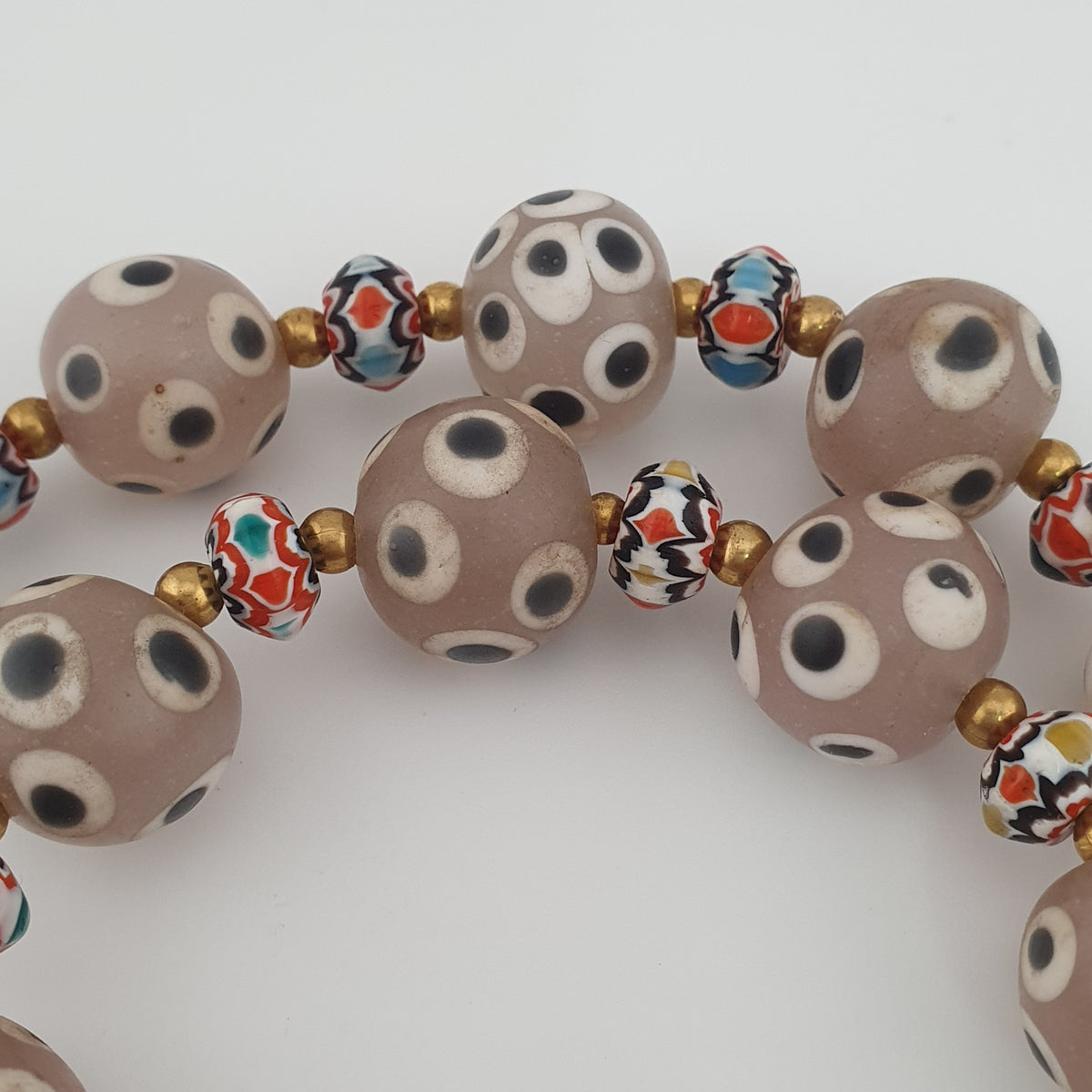 Collier de perles de verre antiques de style vénitien avec yeux de mouffette rosés et chevrons