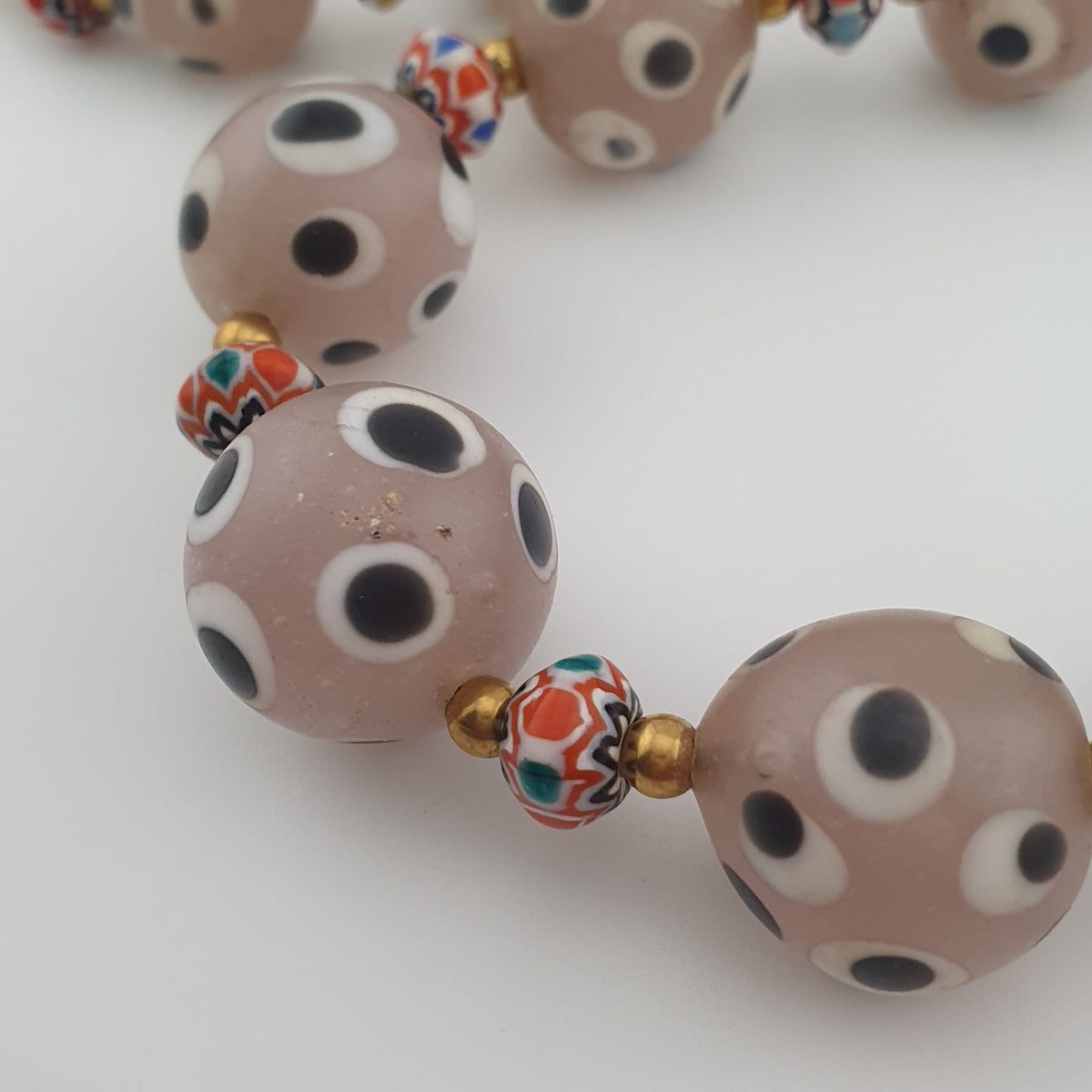 Collier de perles de verre antiques de style vénitien avec yeux de mouffette rosés et chevrons