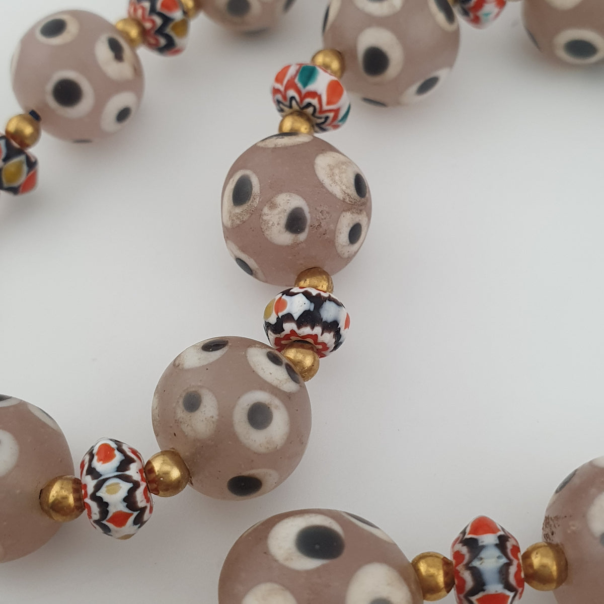 Collier de perles de verre antiques de style vénitien avec yeux de mouffette rosés et chevrons