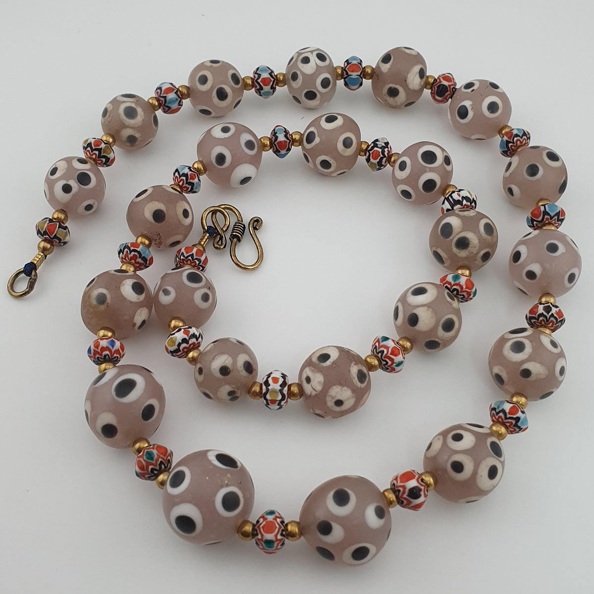 Collier de perles de verre antiques de style vénitien avec yeux de mouffette rosés et chevrons