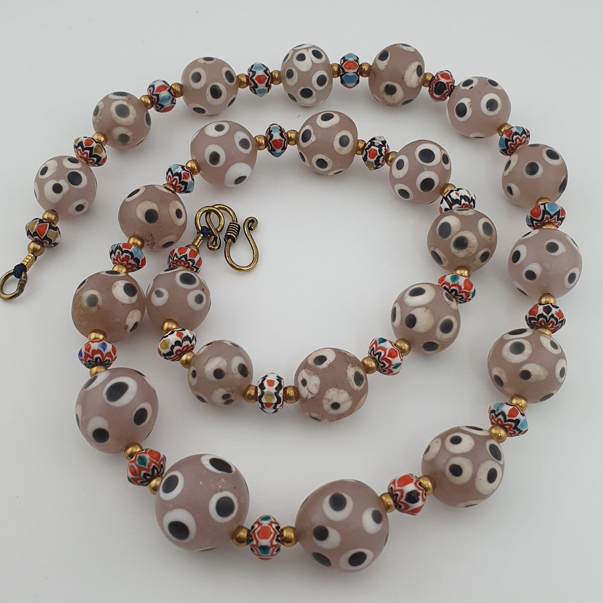Collier de perles de verre antiques de style vénitien avec yeux de mouffette rosés et chevrons