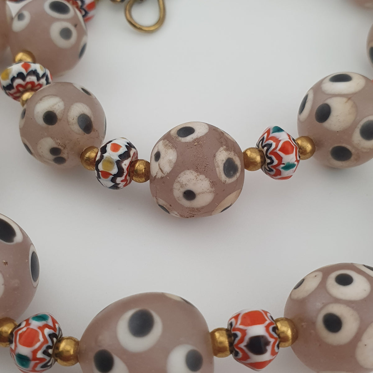 Collier de perles de verre antiques de style vénitien avec yeux de mouffette rosés et chevrons