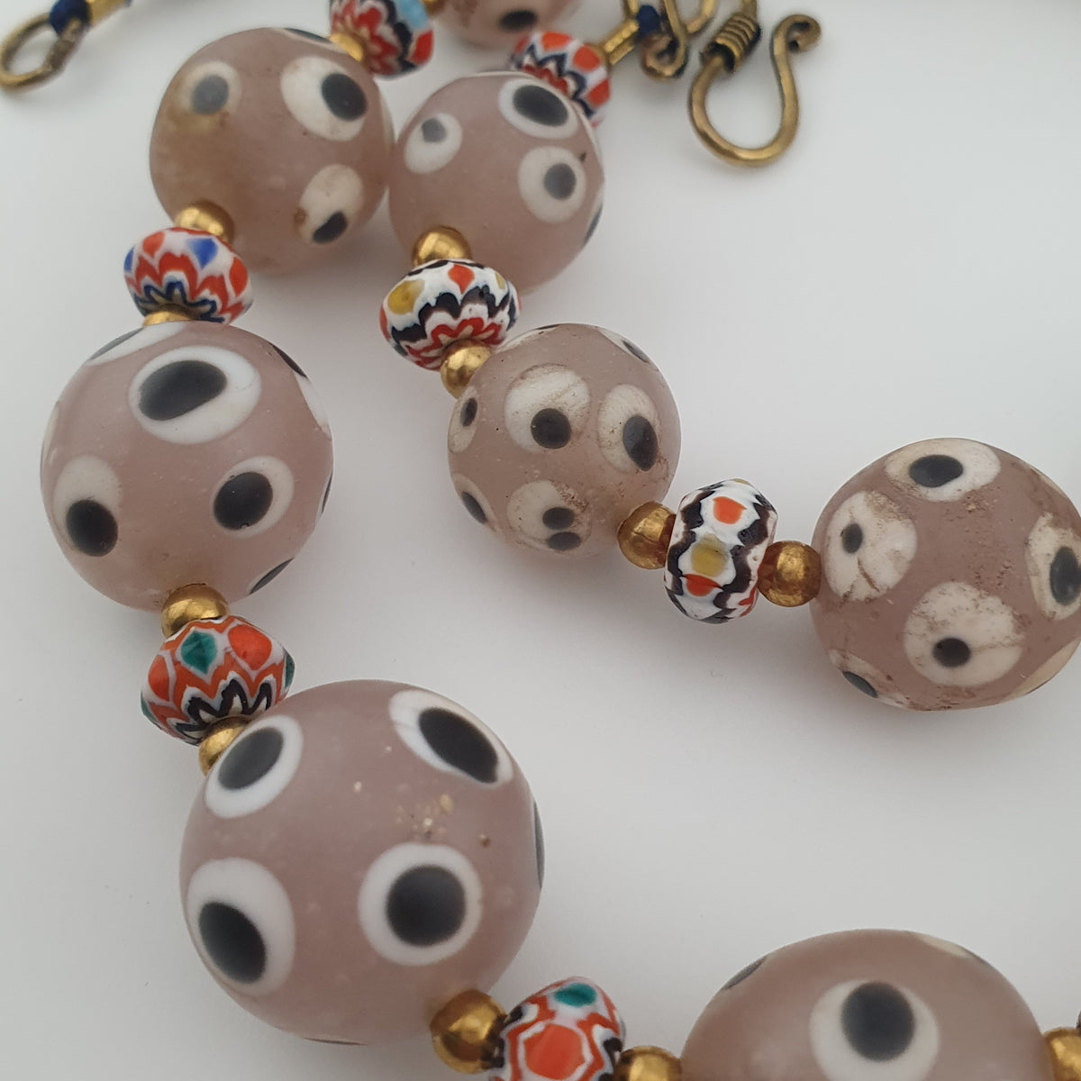 Collier de perles de verre antiques de style vénitien avec yeux de mouffette rosés et chevrons