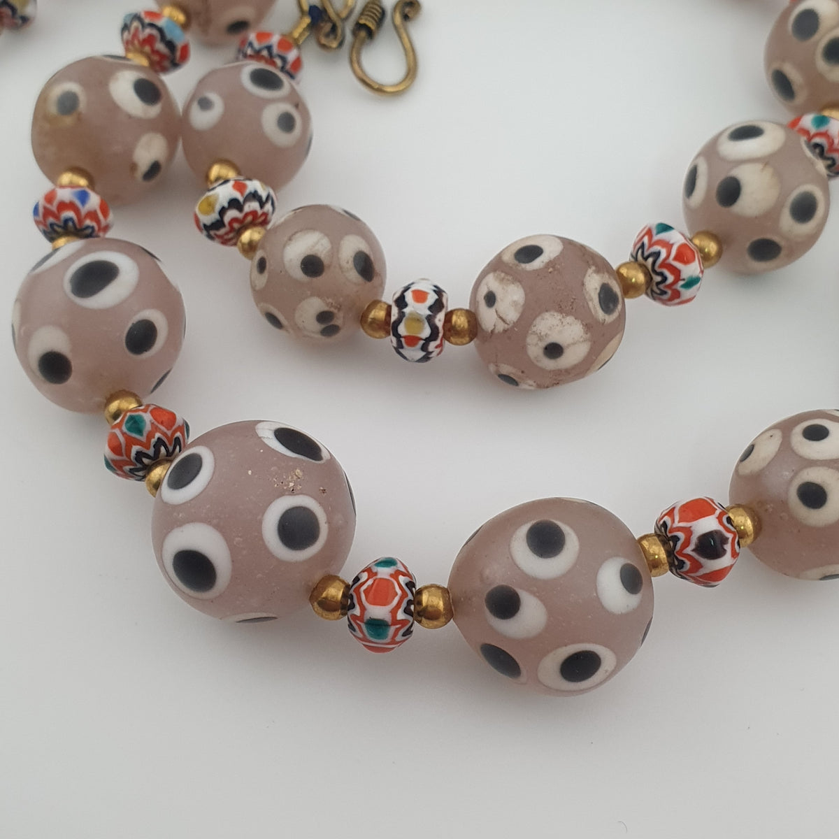 Collier de perles de verre antiques de style vénitien avec yeux de mouffette rosés et chevrons