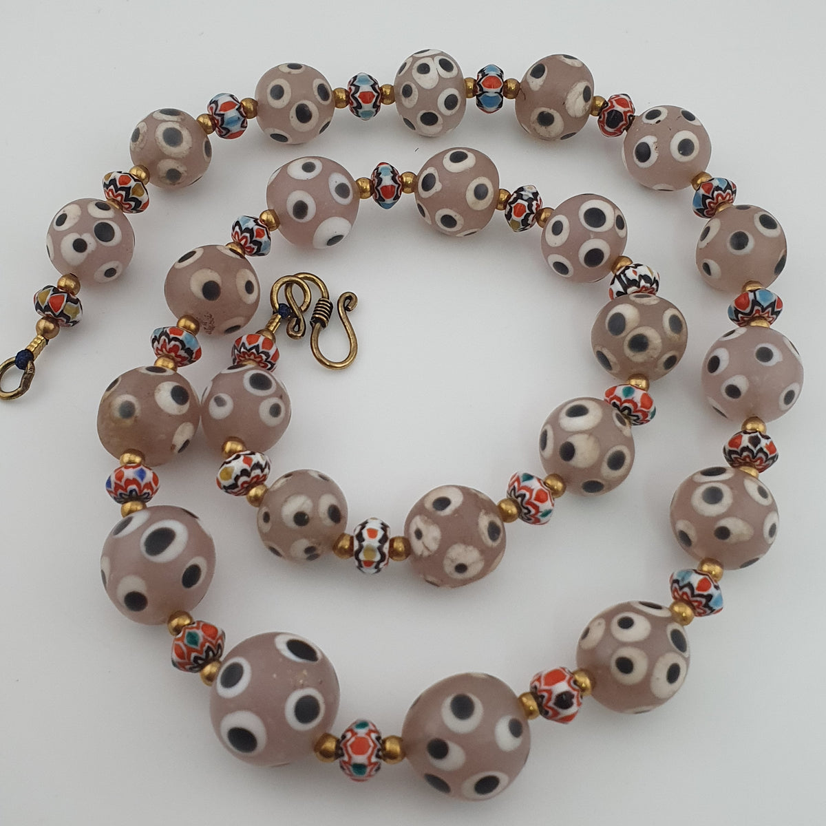 Collier de perles de verre antiques de style vénitien avec yeux de mouffette rosés et chevrons