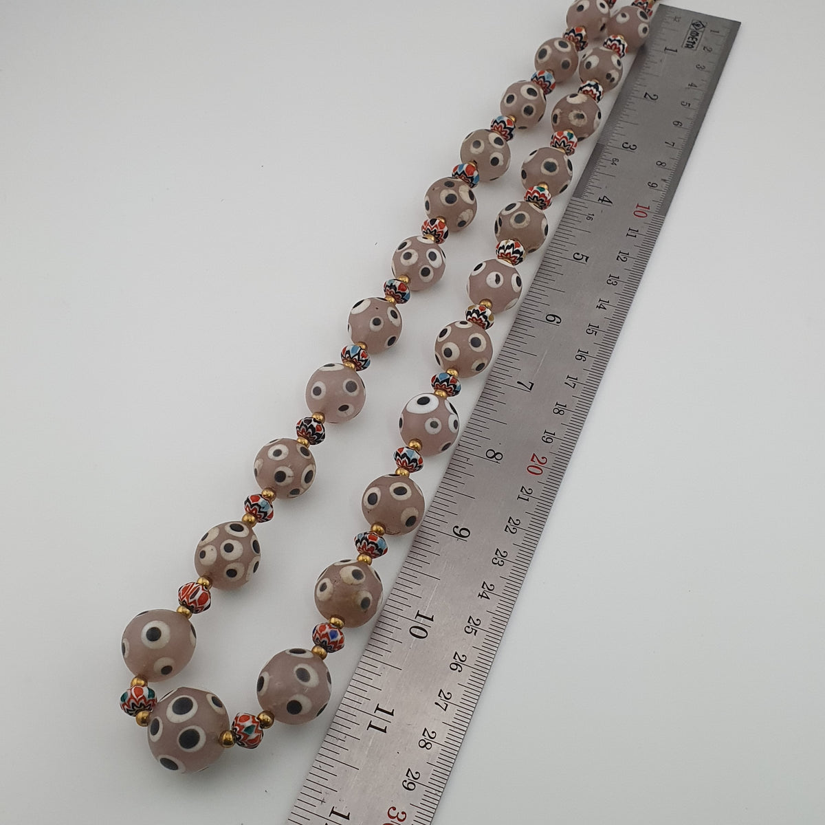 Collier de perles de verre antiques de style vénitien avec yeux de mouffette rosés et chevrons