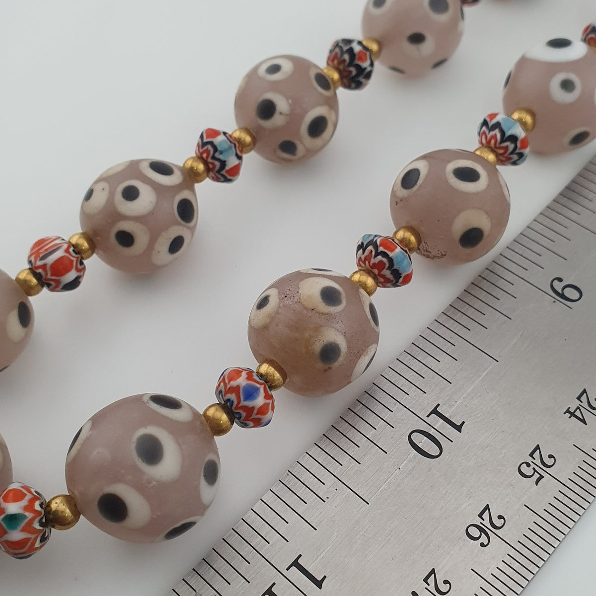 Collier de perles de verre antiques de style vénitien avec yeux de mouffette rosés et chevrons