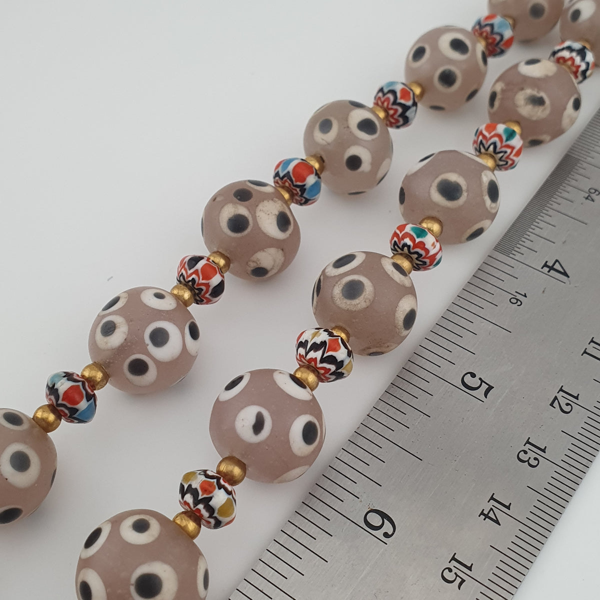 Collier de perles de verre antiques de style vénitien avec yeux de mouffette rosés et chevrons